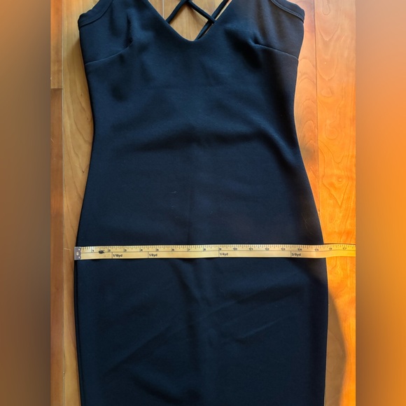 The perfect little black dress, lightweight, size medium, with stretch, to hug. - Picture 6 of 9